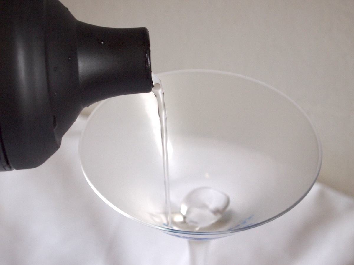 martini pouring